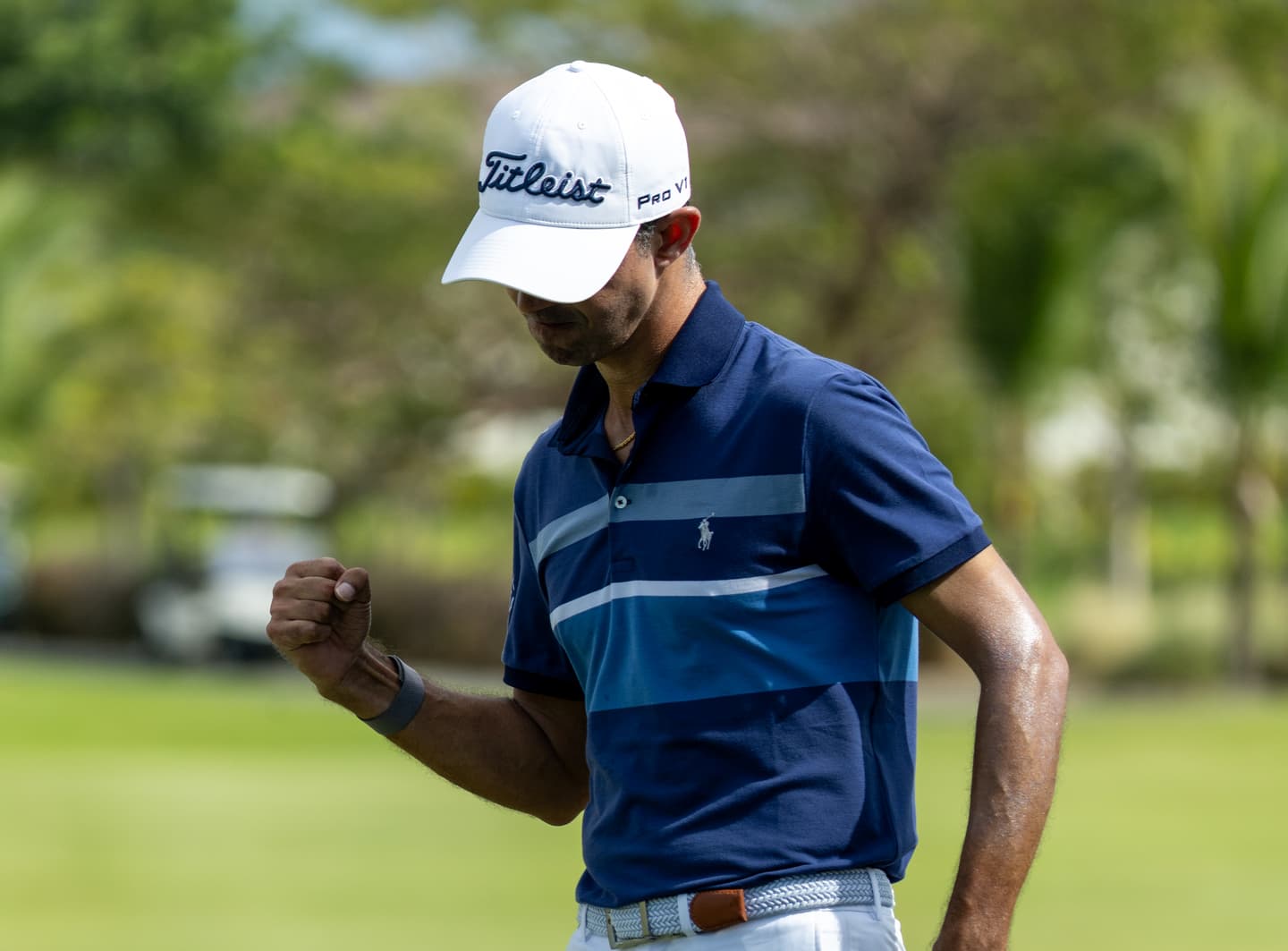 El panameño Miguel Ordoñez festeja en el green del hoyo 9.