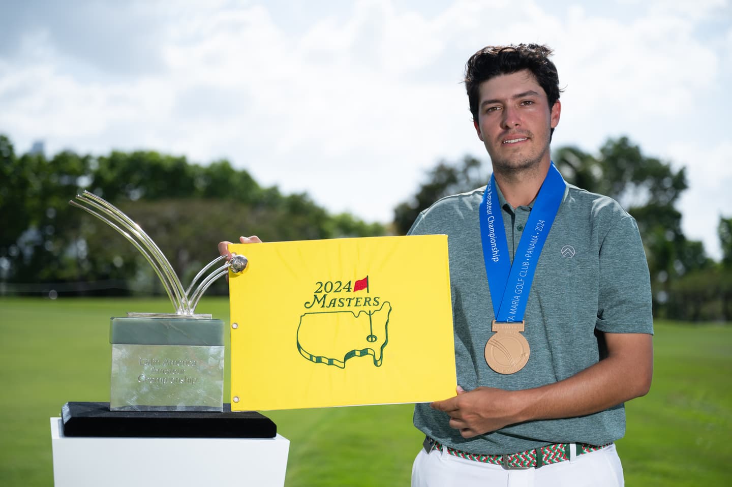 Santiago de la Fuente, de México, posa con el trofeo del LAAC y una bandera del Masters tras ganar el Latin America Amateur Championship 2024.