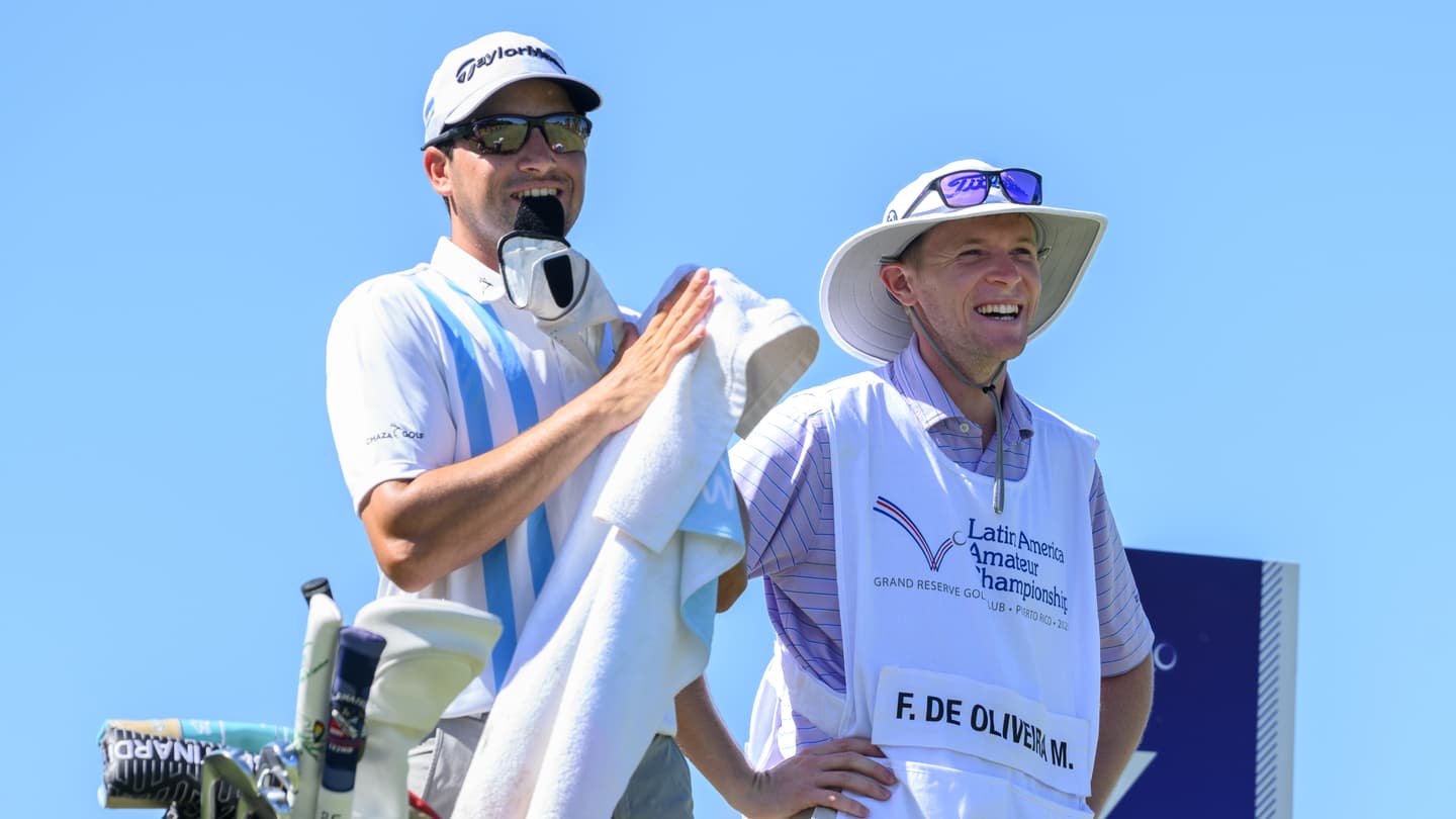 Mateo Fernández de Oliveira de Argentina y su caddie en el Hoyo 6 durante la Tercera Ronda del LAAC 2023
