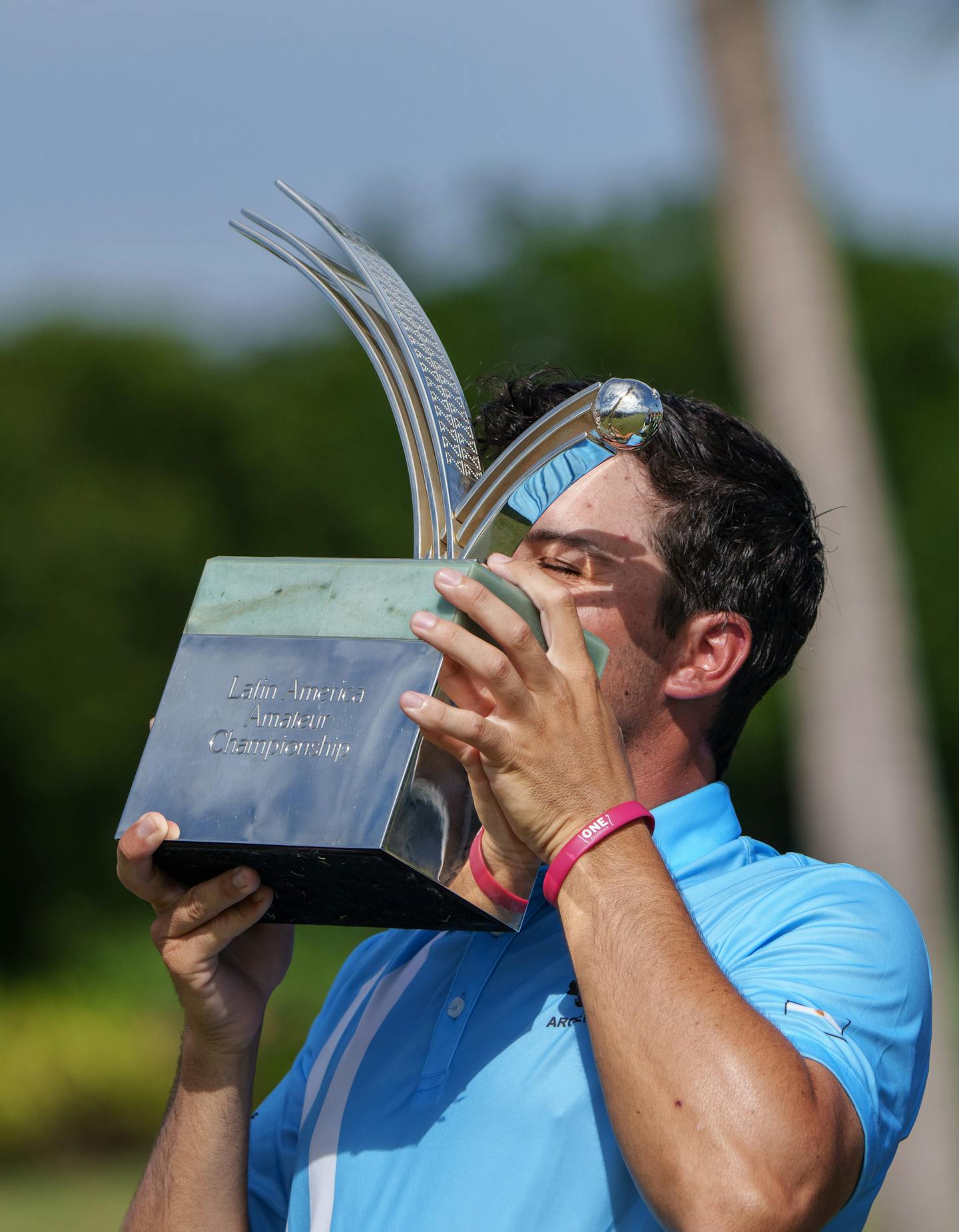 Mateo Fernández de Oliveira de Argentina besa el trofeo del Latin America Amateur Championship