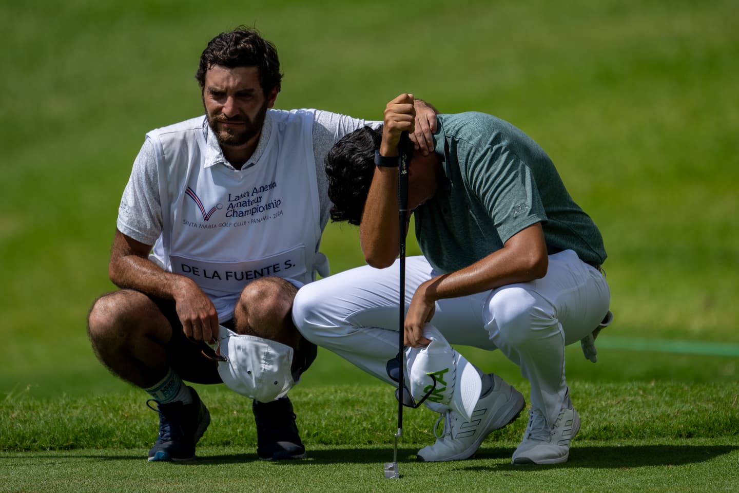 El mexicano Santiago de la Fuente celebra con su caddie en el green del hoyo 18.