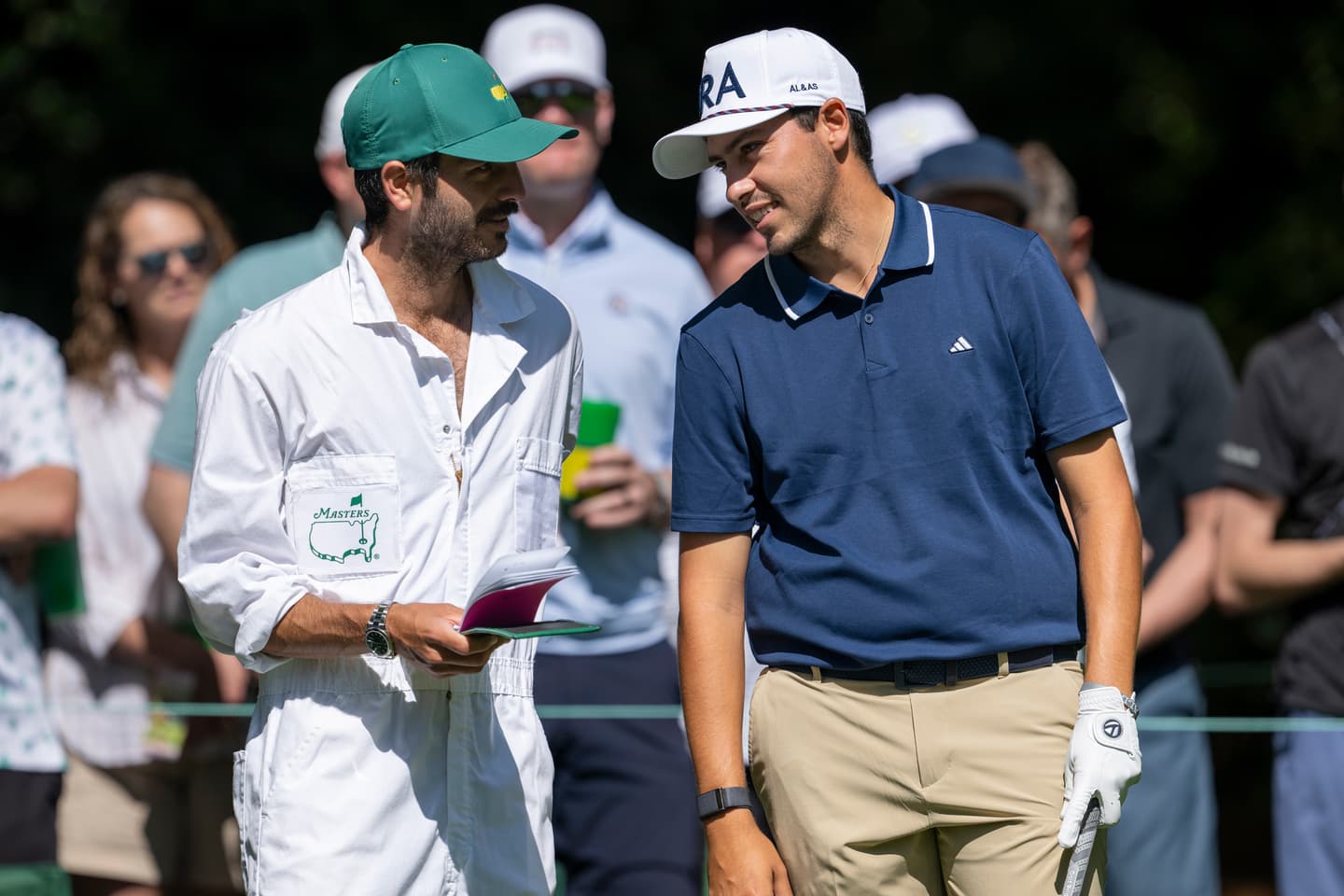 Santiago de la Fuente, de México, habla con su caddie en el tee del hoyo 7 durante la primera ronda de práctica antes del comienzo del Masters Tournament 2024.